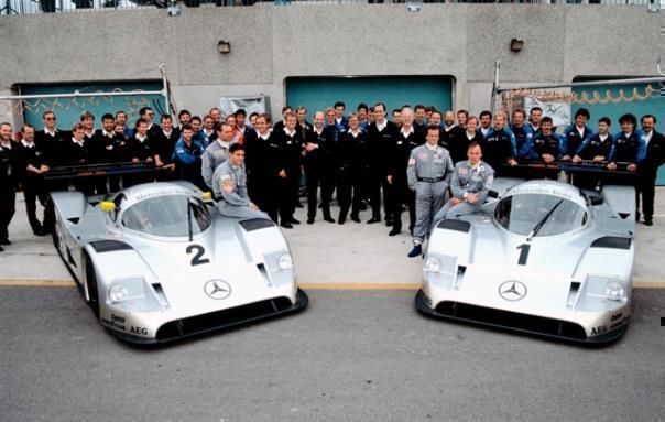 Mannschaftsbild des Mercedes-Benz Teams der Gruppe C anlässlich des 480-Kilometer-Rennens „Player’s Ltée Mondial“ auf dem Circuit Gilles Villeneuve in Montreal (Kanada) am 23. September 1990.